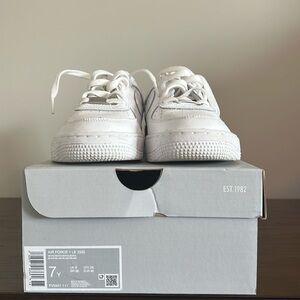 Nike Air Force 1 LE (GS) size 7Y. White/WHITE. Good Condition